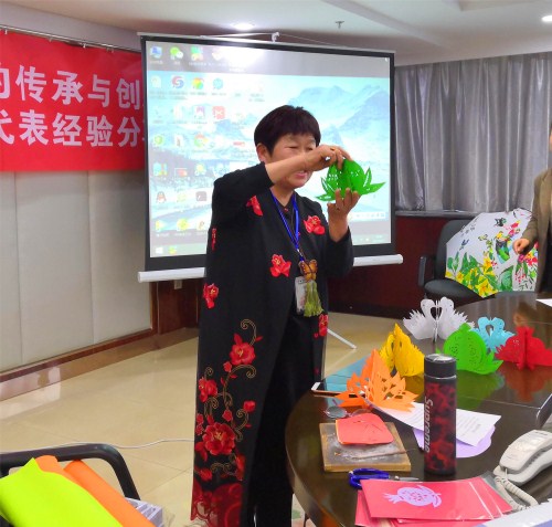 2016年度新疆大学刺绣培训项目优秀学员代表杨爱凤进行剪纸展示。 2016年度新疆大学刺绣培训项目优秀学员代表杨爱凤进行剪纸展示。