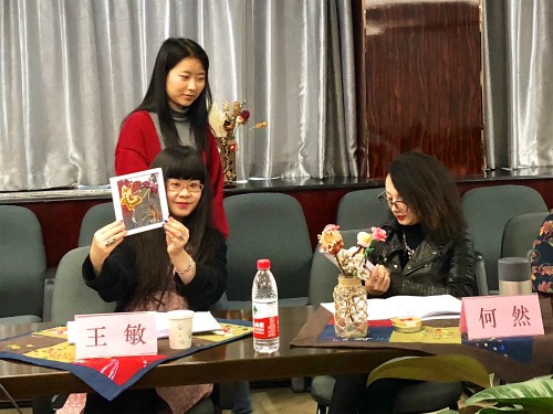 新疆大学人文学院(中国语言学院)教授 新疆大学新疆文化发展研究中心主任王敏正在展示传承成果作品 新疆大学人文学院(中国语言学院)教授 新疆大学新疆文化发展研究中心主任王敏正在展示传承成果作品